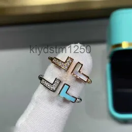 S925 Plata Marca de lujo Diseñador Anillos de banda clásicos para mujeres Elegante encanto Blanco Madre Perla Brillante Cristal Bling Anillo de diamante Joyería 4BVS