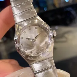 ファッション時計女性のための時計クォーツ時計28mmカラーダイヤル腕時計ローマ数字サーキュラーダイヤルフェイスエレガントな贈り物