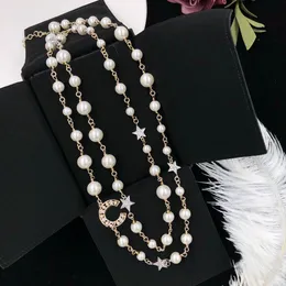 Collane di perle lunghe di nuova moda per donna Collana con catena di lettere in rilievo Collana di design di lusso Regalo Fornitura di gioielli
