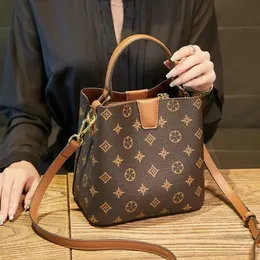 IVK 1520cm Luxury Womens varumärke Kopplingspåsar Designer Round Crossbody Axel Purses Handbag Women Travel Tote Bag 240123