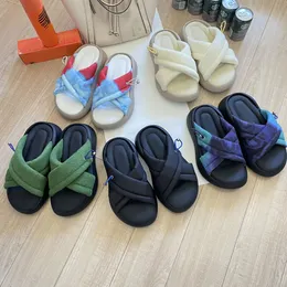 Nuove pantofole firmate Pantofole estive a forma di croce pesante per asciugamani da pane, comode pantofole da donna per la casa, infradito, sandali da spiaggia