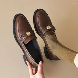 Sapatos de vestido Decoração de metal dourado couro genuíno grosso salto médio redondo dedo do pé sólido conciso couro único feminino