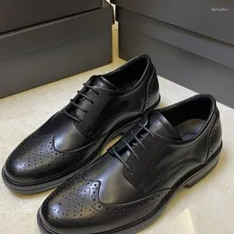 Sapatos de vestido 2024 homens casuais marca moda negócios adulto couro para homem lace up brogue sapato