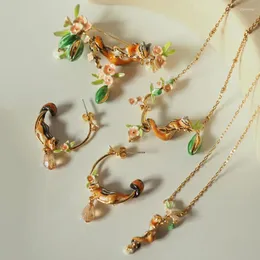 Brosches Luxur Romantic Squirrel Flower Fruch Brosch för Women Party Jewelry Accessories Emamel Glaze Copper Animal Plant