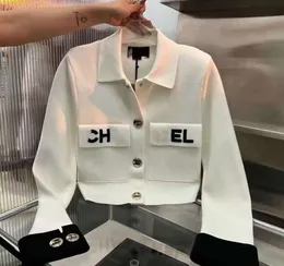 2024SS Designer Femmes Vestes Top Qualité Revers Polo Mode Poitrine Poche Slim Fit Blanc Broderie Imprimé Boucle En Métal Tricoté Cardigan À Manches Longues Vestes 29