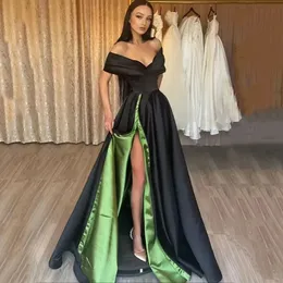 2024 Elegante abito da sera in raso nero con spalle scoperte Ruffles Split Satin A-line Prom Abiti formali Robe De Soiree Personalizza