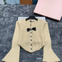 مصممة للسيدات سترة جديدة من الأزياء الربيع شبه المفتوحة V-ace Sweater Pullover Love Button أسفل القميص كارديجان غير رسمي