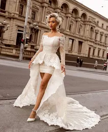 2024 Uma linha de vestidos de casamento curtos vintage fora do ombro mangas compridas apliques de renda trem destacável overskirts duas peças hi lo comprimento varredura trem sexy vestidos de noiva