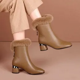 Sapatos de vestido 2021 Mulheres de couro genuíno botas curtas de lã sapatos para inverno salto quadrado moda feminina footware mãe favorita preto begebrownl231228