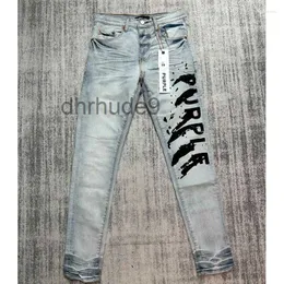 Jeans da uomo Pantaloni di marca blu chiaro viola Pantaloni lunghi irregolari a getto d'inchiostro di alta qualità con stampa di lettere unisex moda streetwear HCV1