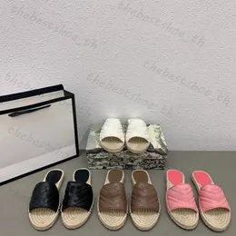 Designer sandaler kvinnor halm sandaler läder lyxiga tofflor platt glider bi-metall strand flätade skor avslappnade skor