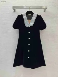 고급스러운 여성 디자이너 의류 패션 V 목 버튼 슬림 버블 소매 짧은 소매 고품질 드레스 1 월 26 일