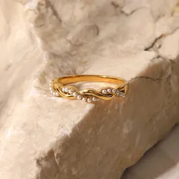 Pierścienie pasmowe po prostu wodoodporne, delikatna skręcona perłowa ins popularna 18K PVD Gold Stated Stal nierdzewna Pierścień Ring Bague ACIER Ioxydab 240125