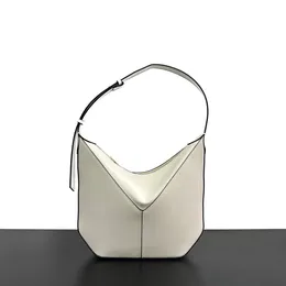 2024 Novo design de couro de bezerro sofisticado e de nicho para bolsas femininas, bolsa portátil de ombro único crossbody nas axilas, bolsa de couro designer branca