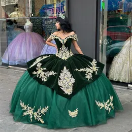 2024 Abiti Quinceanera sexy Abito da ballo in velluto verde scuro con spalle scoperte Applicazioni in pizzo dorato Perline Abito da festa gonfio Abiti da sera da ballo Corsetto sul retro