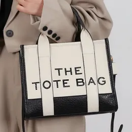 Женская большая сумка 2023. Дизайнерская сумка. Новые кожаные сумки через плечо с буквами. Модные сумки в тон.
