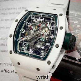 Часы с механизмом RM Наручные часы Richardsmille Наручные часы RM030 Автоматические механические часы серии Le Mans, ограниченная серия из 100 экземпляров. Белеющая керамика на запястье RM030.