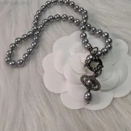 Designer Viviane Westwoods Vivienen High Version Empress Dowager Xis Black Baroque Pearl Necklace med en unik och hårt arbetande personlighet Natural Pearl Frisbee