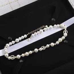 Collane lunghe alla moda Collane con lettere di perle per girocolli da donna Collana di design Collana con catena regalo