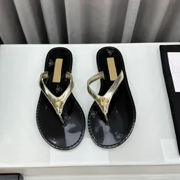 24ss Damen-Hausschuhe, Zehensteg-Sandalen, Designer-Flip-Flops aus Schaffell mit Schleife, Kunstperlen-Strass-Slides, gesteppte Textur, Pantoletten mit Staubbeuteln, Freizeitschuh für den Außenbereich