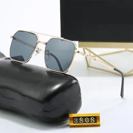 Designer Metal Frame Solglasögon Lätt färgade dekorativa glasögon för män Kvinnor 4 färger glasögon