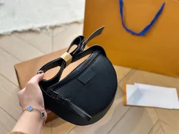 designer Moon Crossbody torebka zaćmienia pokryte płótno z skórzanymi wykończeniami i ramionami sylwetka w kształcie półksiężyca dla łatwej przedniej przekątnej z tyłu