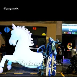 Costume gonfiabile ambulante bianco dell'unicorno di grande prestazione di parata illuminato pallone animale 3m vestito del cavallo di esplosione con il corno dorato per l'evento