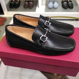 2023 Feragamos sapatos sociais Novos calçados de verão camada superior de couro preto sapatos casuais de negócios respiráveis e antiderrapantes sapatos de feijão masculinos jovens