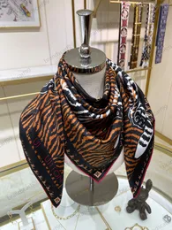 Ny modedesigner silkescarf för kvinnliga män lyxiga L -bokstäver Silk Scarf Högkvalitativ huvudmärke stal pannband tiger tryck rosa svartbrun 90*90 cm