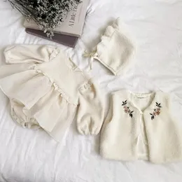 Sonbahar Kış Yürümeye Başlayan Kız Moda Polar Bir Ekleme Mesh Elbise Bodysuit Bebek Sol katı artı Kadife Kalın Prenses Onesie Cap 2pcs 240119