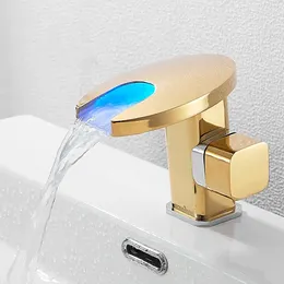 Banyo Lavabo Muslukları Şelale Musluğu Tüm Bakır Soğuk Washbasin Akıllı Algılama LED Renk Değişimi ve Sıcaklığı