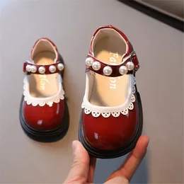 Baby Girls Patentl Leather Shoes Little Girl Fashion Dress Shoes Kid's Soft Sole mångsidig Pearl Shallow Mouth Mary Jane Shoes 240124