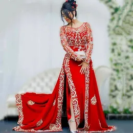 2024 Abiti da sera rossi Indossare Karakou Algeria Caftano Oro Applicazioni di pizzo Maniche lunghe Spacco laterale Arabo Dubai Prom Abito del partito Vestido De Novia Per le donne