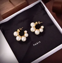 2024 Pendientes de la marca de moda tachuelas de orejas de alta calidad Parring de lujo Joya de perlas de oro para mujeres Regalos de boda