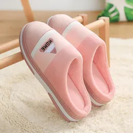 Terlik Sıcak Peluş Pamuk Kış Ayakkabı Düz ​​2024 Yaz Kadınları Kapalı Ev Kaymaz Çok Yönlü Ev Ayakkabıları