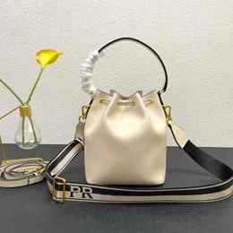 Designer-Luxus-Duett-Eimertasche aus Re-Nylon, kleines Dreieck-Logo, Kordelzug, Umhängetasche, Nylon-Ledergriff-Taschen, modisch, lässig