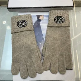 Kvinnors designerhandskar kashmir lyxiga vinterhandskar mjuka mode fingerlösa handskar broderier bokstäver varma fem ullhandskar hålla varm körning