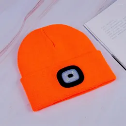 Berets Gestrickte Led Beanie USB Lade Hut Für Männer Frauen Beleuchtete Stirnlampe Stricken Winter Mit 4 Leds Einzigartige Angeln