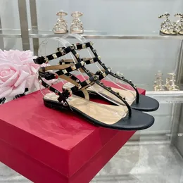 Tasarımcı Sandalet Kadın Perçinler Düz Alt Düğün Ayakkabıları Orijinal Deri Siyah Mat Üç Kemer Flip Sandal Kırmızı Toz Çantası 35-44