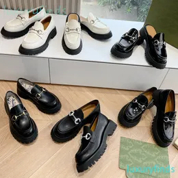 Kadınlar deri pabuç sole loafer% 100 gerçek deri Arı Nakış Tasarımcısı Loafure Lüks Kadınlar Düz Ayakkabı Platform Boyut 34-42 Yükseklik Artan Ayakkabılar Sokak Elbise Ayakkabı