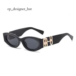 Designer Miuity Miu Sonnenbrille Persönlichkeit Spiegelbein Metall Großer Buchstabe Design Mehrfarbig Marke Miui Brille Factory Outlet Werbeartikel 2333 7224