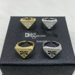 Дизайнерские треугольные открытые кольца Модные ювелирные изделия Очаровательные простые кольца с буквенным покрытием Кольца кластера с наборами подарочных коробок