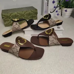 2024 mais recente estilo de luxo sandálias femininas dupla web tanga sandália designer feminino flip flops moda praia chinelos novo estilo tamanho 35-43