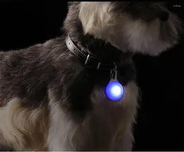 犬のアパレルLED明るい猫の襟を輝かせるペンダントフラッシュライトペットリードアクセサリーナイトウォーキングサプライズアクセサリー