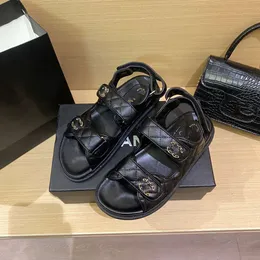 Donne e scarpe da vitello sandali papà sandali trapuntato estate designer sandles scarpe piattaforma piatta a basso tallone a cuneo a cuneo sandalo sandalo con fibbia diamante su cinghia caviglia flop