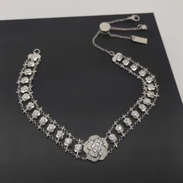 2022 Toppkvalitet Charm Punk -armband och hänghalsband med blommor Form diamanter för kvinnor bröllop juvelr gåva har låda stamp244e