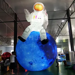 Kostenlose Lieferung an die Tür, Outdoor-Aktivitäten, 8 mH (26 Fuß), riesiger aufblasbarer Astronaut, der auf dem Mond sitzt, mit LED-Lichtballons, maßgeschneiderter aufblasbarer Raumfahrer-Cartoon