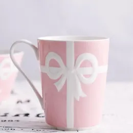 Präglad bowknot mugg blå rosa färg ben porslin mugg och kopp 350 ml vit porslin kaffemuggar bröllop födelsedag present193r