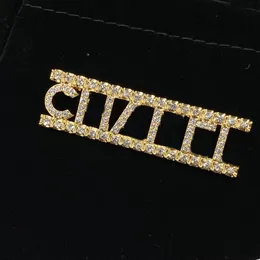 Spilla con design a lettera Spilla con diamanti per donna Fornitura di accessori spilla selvaggia