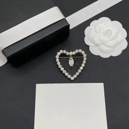 새로운 러브 다이아몬드 브로치 핀 브로치 줄무늬 디자인 럭셔리 브로치 와일드 크리스마스 선물 브로치 액세서리 공급